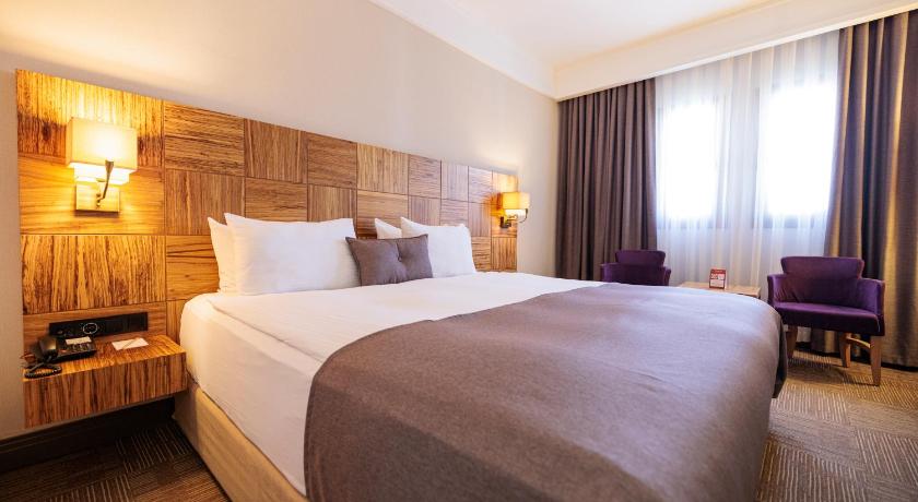 Immagine di 3 Twin Beds or 1 French Bed and 1 Single Bed, Standard Room, Non-Smoking 0