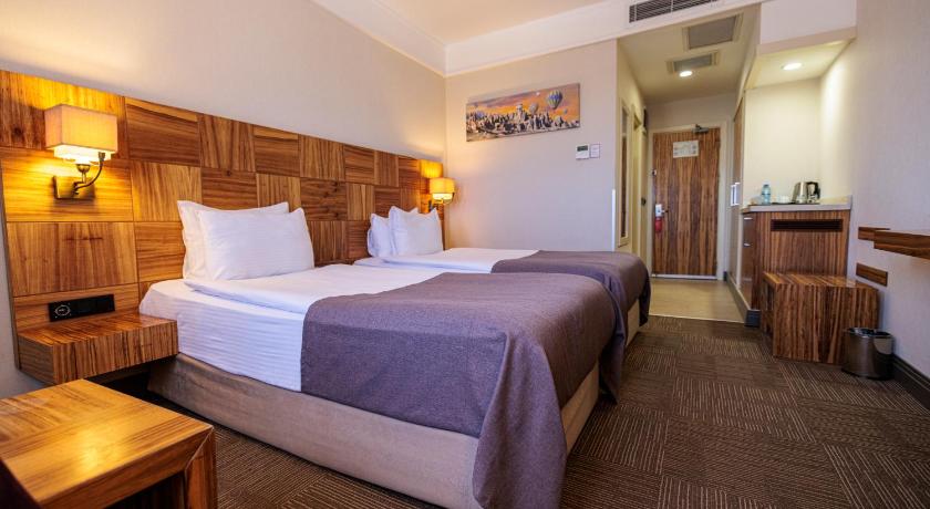 Immagine di 3 Twin Beds or 1 French Bed and 1 Single Bed, Standard Room, Non-Smoking 1