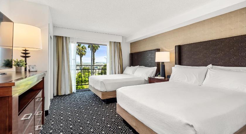 Immagine di 2 Rm Balcony Suite-2 Queen Beds-aviation View (2 Rm Balcony Suite-2 Queen Beds-Aviation View) 0
