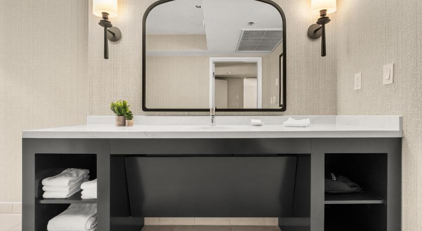 Immagine di 2 ROOM SUITE - 1 KING BED ACCESSIBLE RI SHWR 2