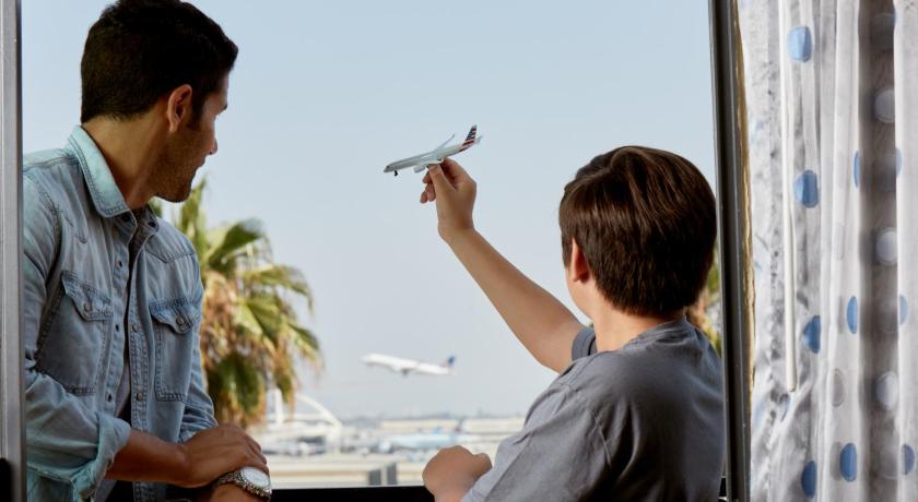 Immagine di 2 Rm Balcony Suite-2 Queen Beds-aviation View (2 Rm Balcony Suite-2 Queen Beds-Aviation View) 8