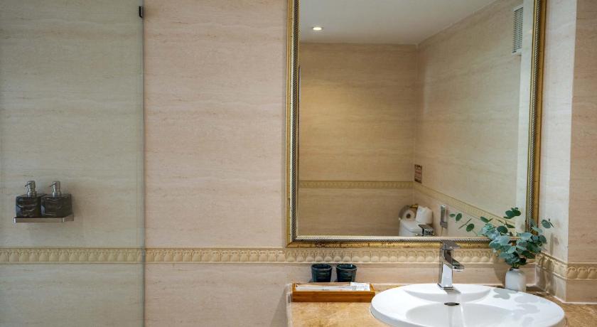 Zdjęcie: Elegant Suite with City View - Free One Time Happy Hour 5