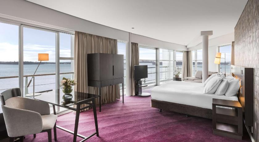 Image of King Hilton Bow Suite 0