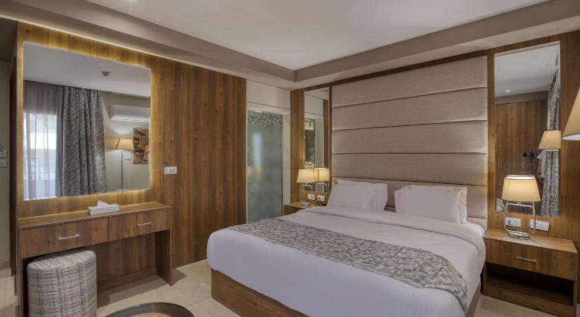 Image of Junior Suite with Balcony and Pyramids view 0
