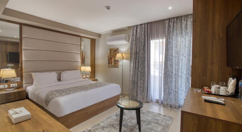 Image of King Room with Pyramids View 0