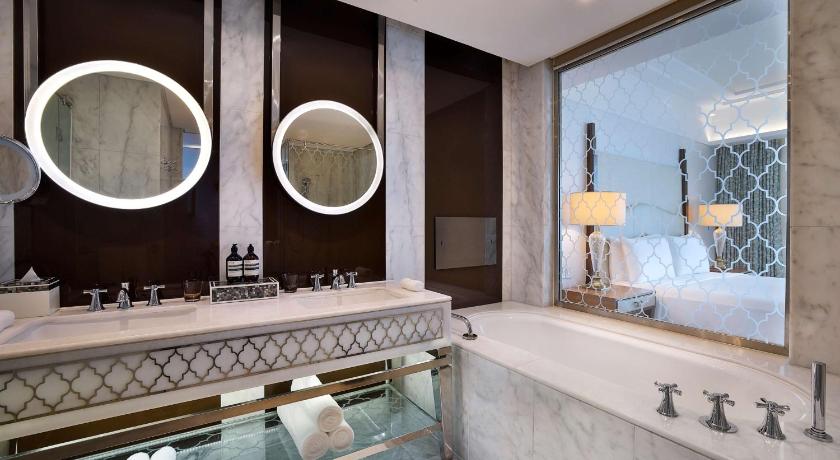 Image of KING DELUXE ROOM WITH PALM SEA VIEW 2