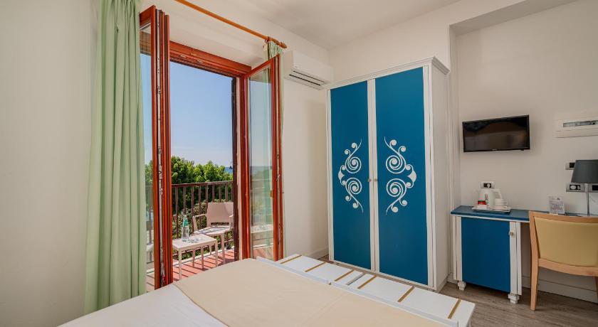 Image of Superior Double or Twin Room with Sea View 17
