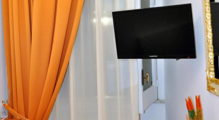 Image of Double Room with French Bed 5