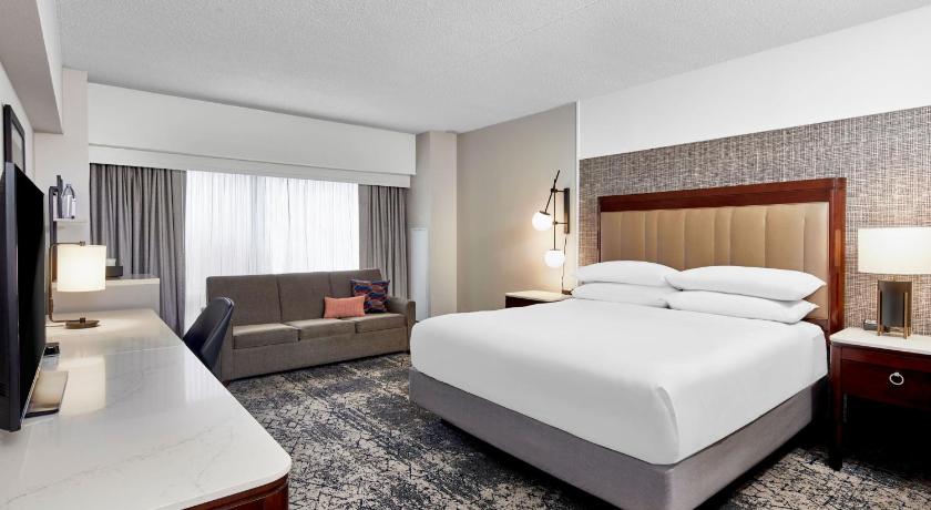 Traditional King Room with Sofa Bed and Roll-in Shower - Mobility Accessible fotója 0