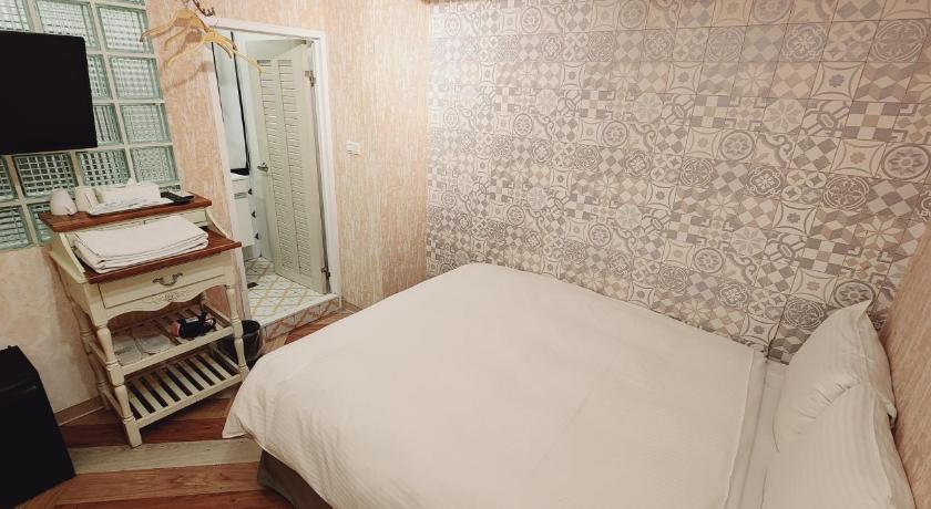 Image of Economic Double Room Without Window 12