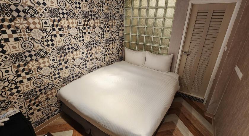 Image of Economic Double Room Without Window 9