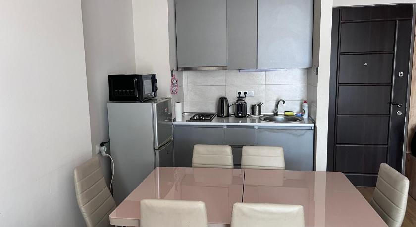 Nino's Sunny Apartment