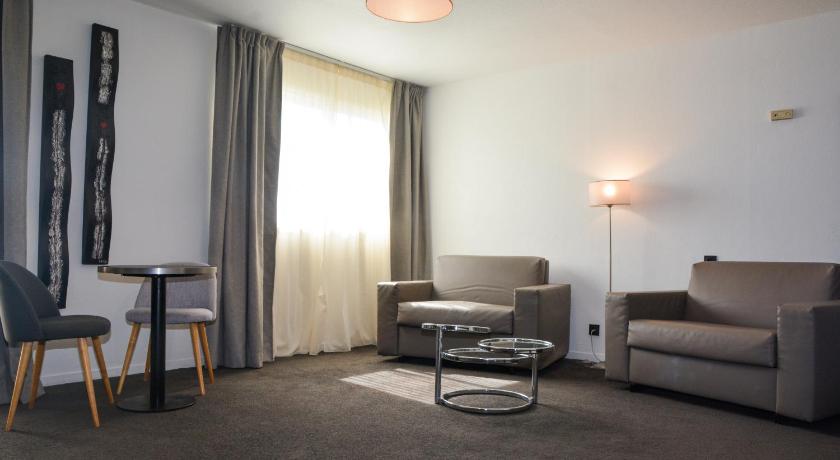 Image of Suite - 1 Queen Bed, Nonsmoking, Separate Bedroom, Two Sofabeds, Pool View 12