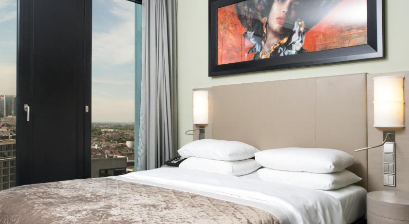 Image of 1 King Bed With Club Access 8