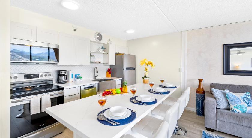 Breezy Waikiki condo with balcony & beach access