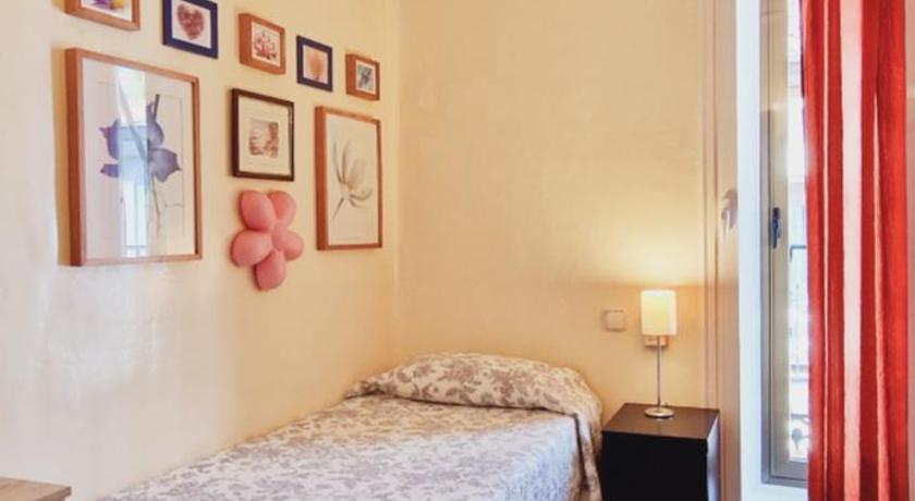Image of Single with Shared Bathroom 4