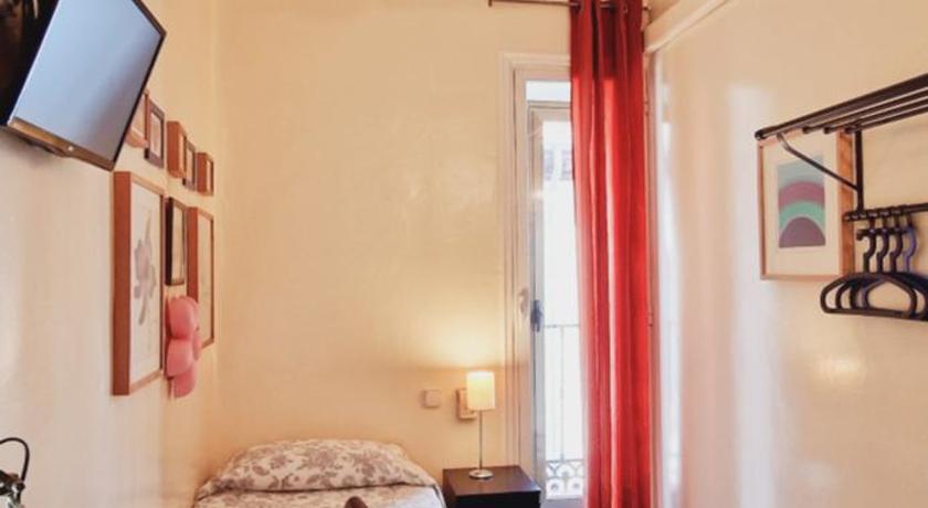 Image of Single with Shared Bathroom 3