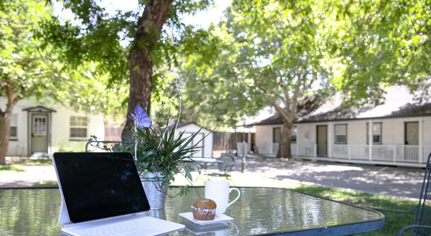 グラスバレー Sierra Mountain Inn 4つ星 ホテル 外観