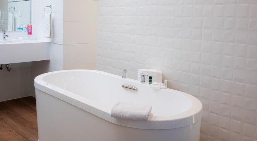 Image of King Suite with Massage Sofa Bed and Hot Tub 2