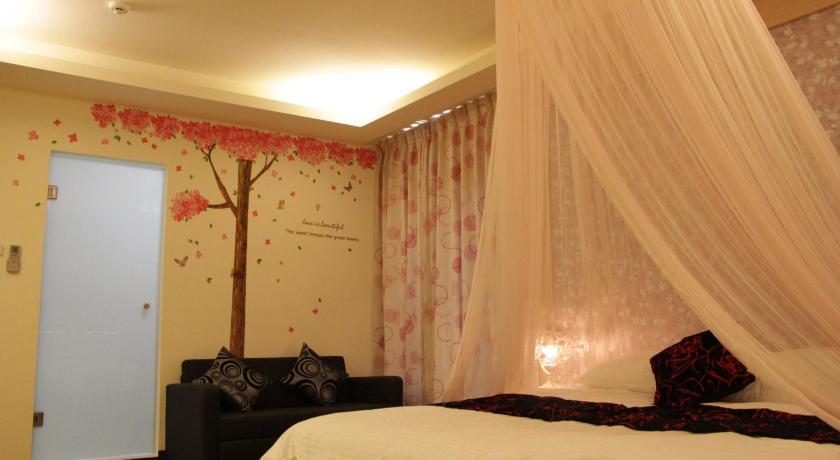 a bedroom with a bed and a window, Yilan Golf B&B in Yilan