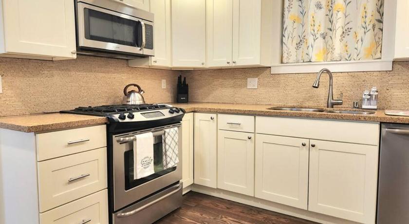 西雅圖 Cozy contemporary 2BR with Sofa bed in the office 4星级 住宿 泳池