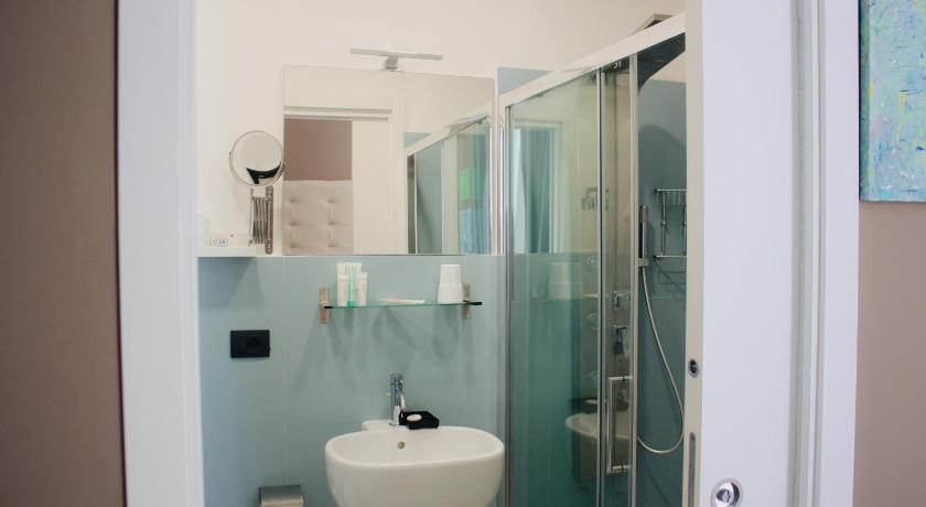 Фото: Двухместный номер Делюкс с 1 кроватью и балконом, вид на море (Deluxe Double Room with Balcony and Sea View) 2