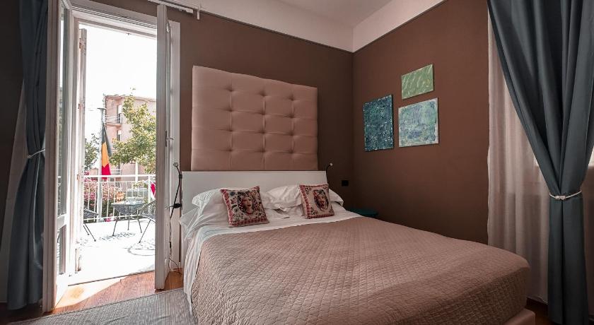 Фото: Двухместный номер Делюкс с 1 кроватью и балконом, вид на море (Deluxe Double Room with Balcony and Sea View) 0