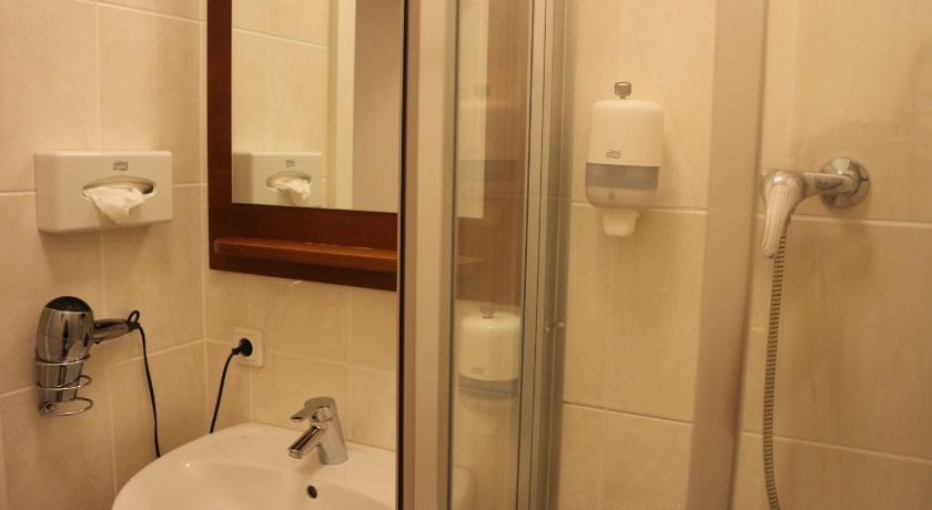 Grieskirchen Hotel Checkin 2-Star Hotel room