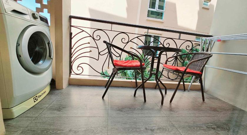 Image of Apartment with Pool View 13