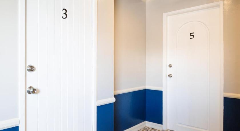 Image of Deluxe Family Room without Window 11