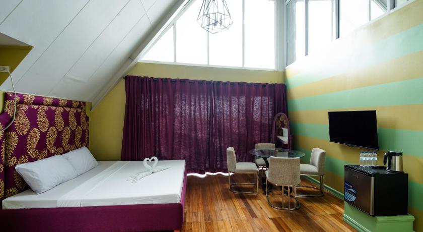 Image of Family Suite with Balcony and Lakeview 0