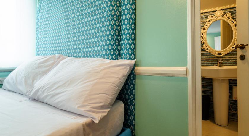 Image of Superior Room with Two Queen Beds 12