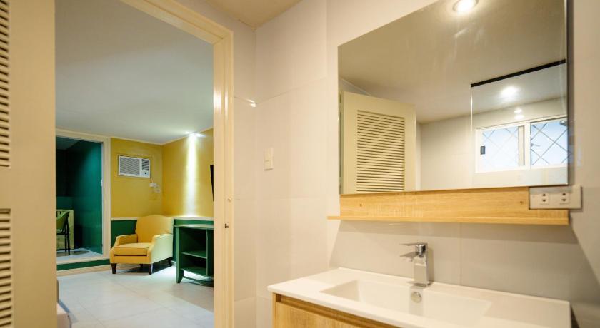Image of Deluxe Family Room without Window 9
