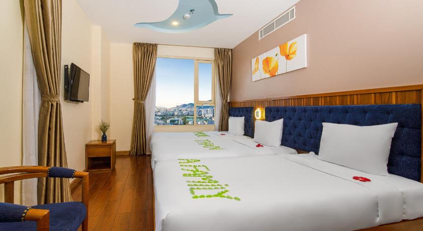 Image of Deluxe Family Partial Ocean 1