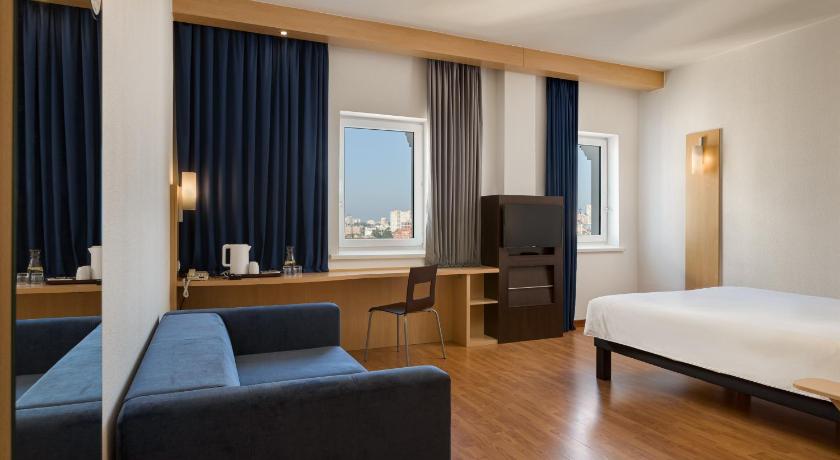 รูปของFamily room with 1 double bed and sofa 1