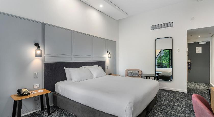 Image of Deluxe Balcony King Room 5