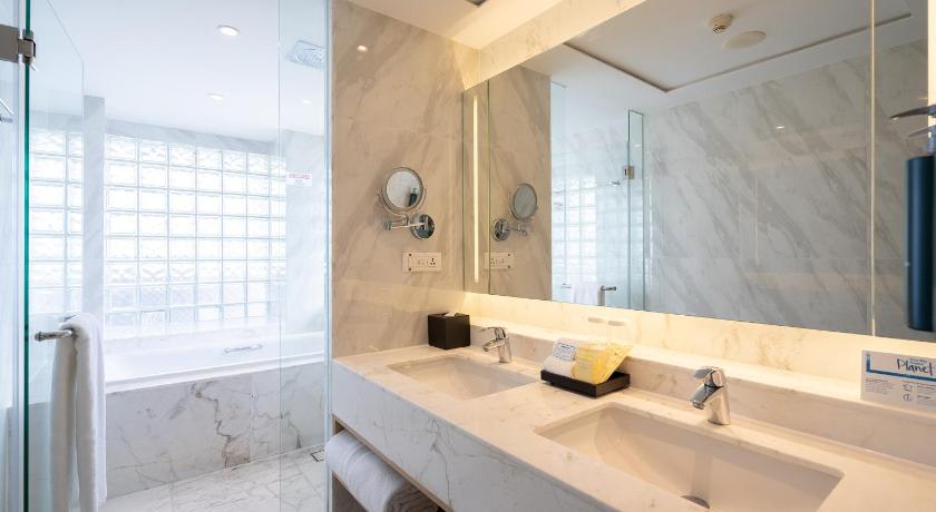 Image of King Executive JR. Suite 4