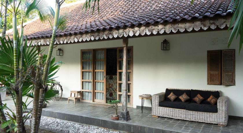 Image of Family Room with Garden View 1