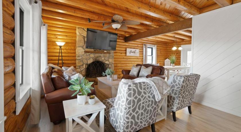 Renovated 5BR/3BA Cabin w/ Rec Room