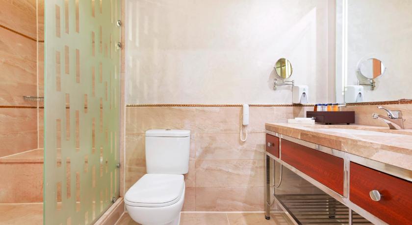 Image of Deluxe Triple Room with Sea View 2