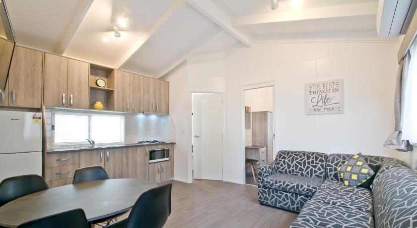 Gippsland Region Warragul Gardens Holiday Park 4-Star Guesthouse suite