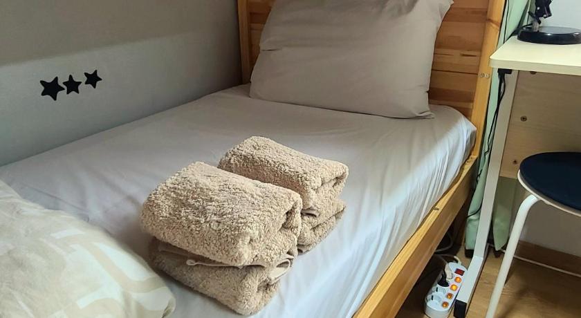 Image of Economy Room with Bunk Bed and Shared Bathroom 3
