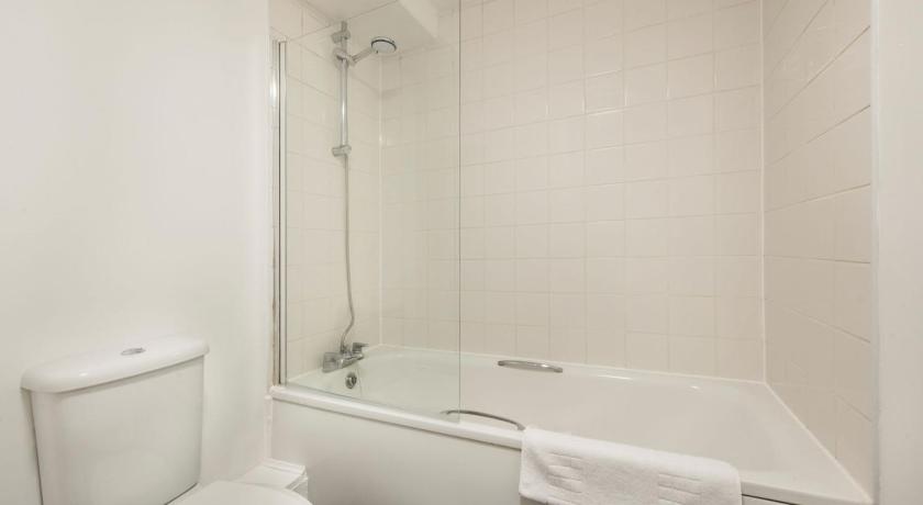 Elegant 2BR Retreat in Trendy Camden - image 14