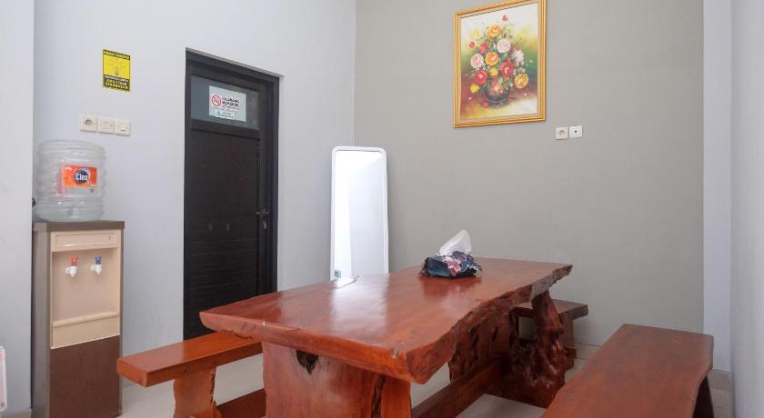 DR Living Syariah Solo Mitra RedDoorz – Surakarta (Solo), SD