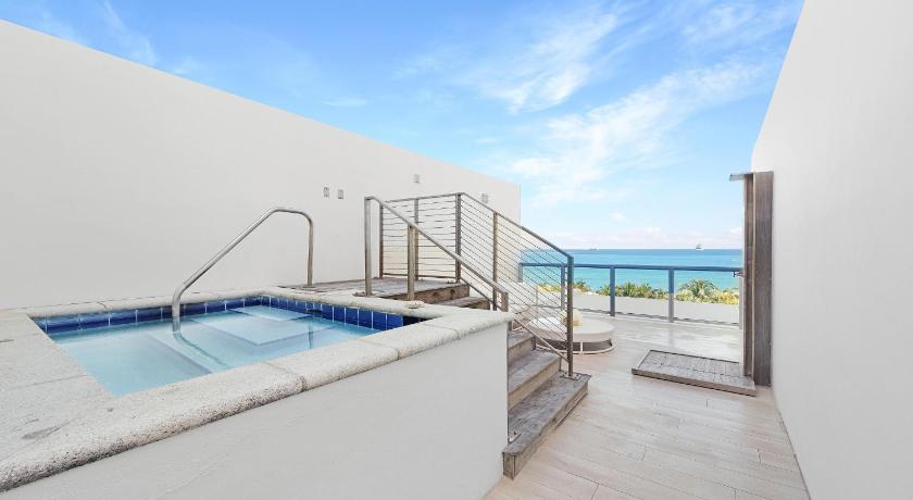 Immagine di Oceanfront Rooftop, Bi-level Suite, 1 King, Oceanfront, Plunge pool 7
