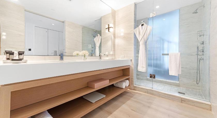 Immagine di Oceanfront Rooftop, Bi-level Suite, 1 King, Oceanfront, Plunge pool 2