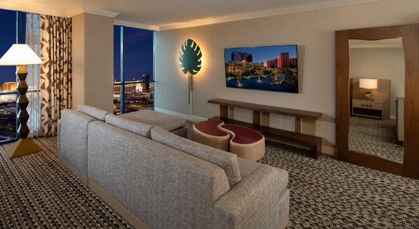 Image of Remodeled 1 Bedroom Suite 2 Queen Beds High Floor Strip View 3