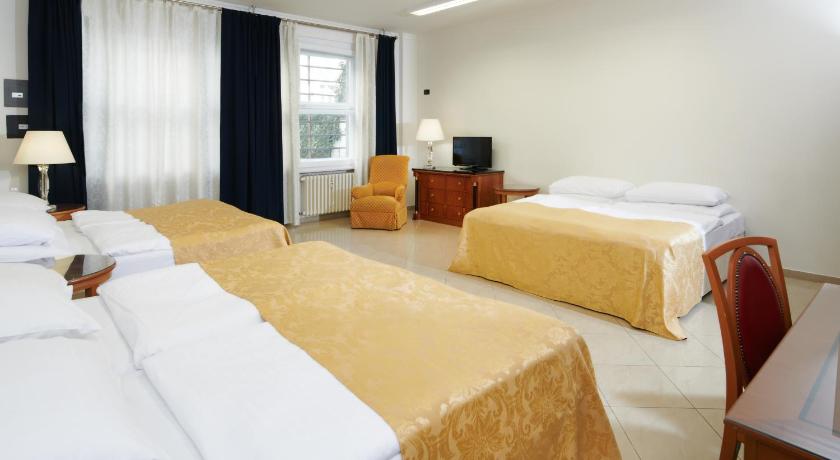 Image of Family Room 8