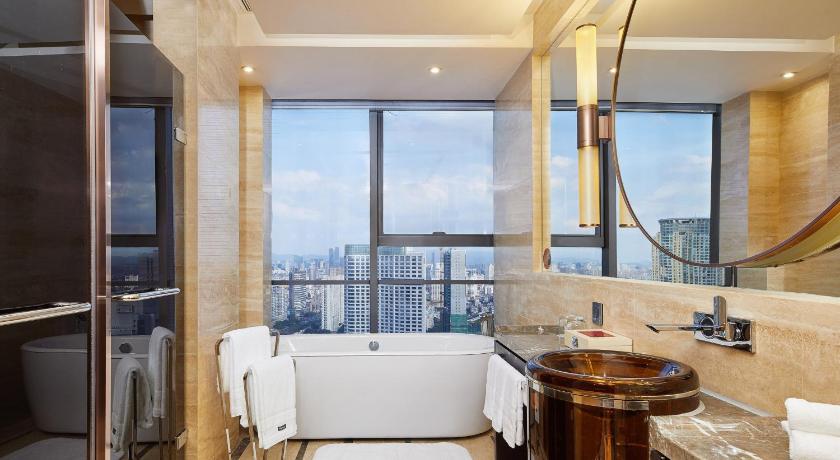 Image of Club Suite, Club level, 1 Bedroom Suite, 1 King, River view 2