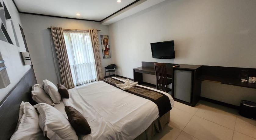 Image of Deluxe King Bed 7
